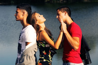 woman-cheating-behind-boyfriends-back.jpg